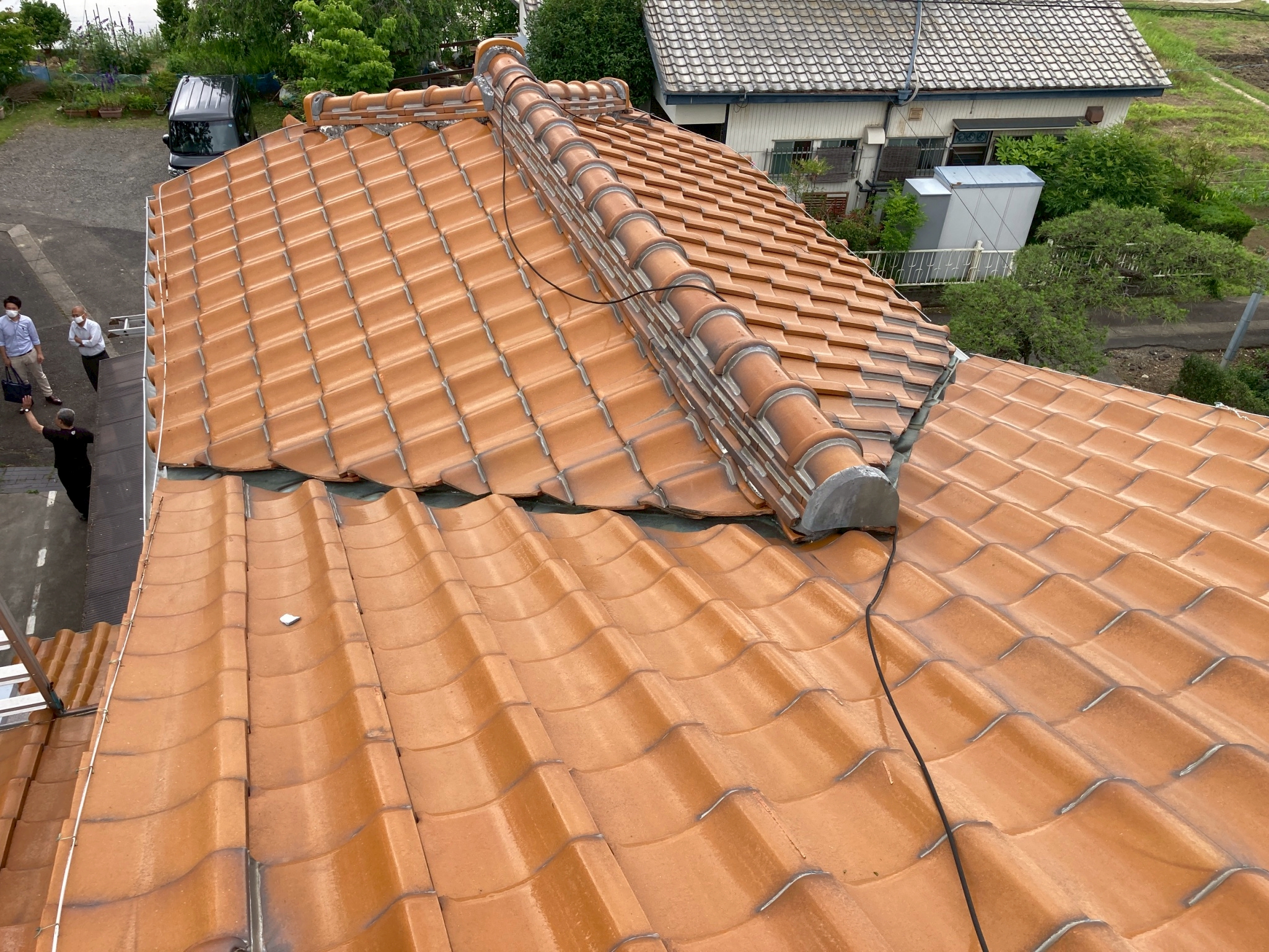 岐阜市｜瓦屋根の点検で谷板金の劣化！谷板金の表面に色むら継ぎ目に隙間がありました